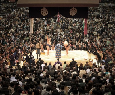 Tournoi de Sumo à Osaka, Lutteurs et arbitre sur le dohyo avant le match