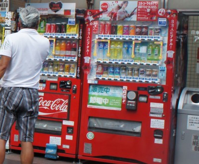 Distributeurs de boissons automatiques au Japon, poubelles et tri sélectif des bouteilles