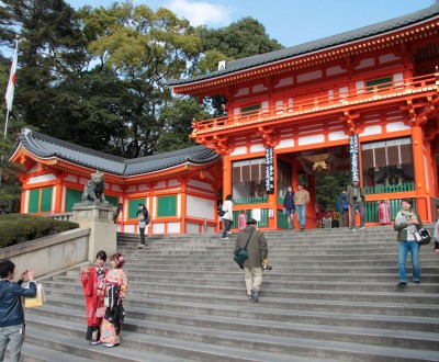 Yasaka-jinja (Kyoto), escalier à l'entrée du sanctuaire