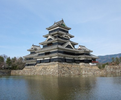Matsumoto, vue sur le donjon noir et les douves du château