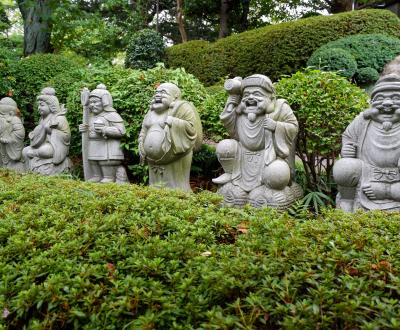 Joren-ji (Tokyo), statues des 7 dieux du bonheur dans les jardins du temple