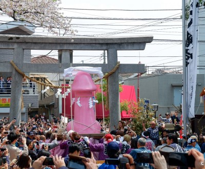 Kanamara Matsuri, Elizabeth-mikoshi en procession