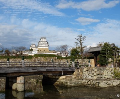 Himeji (Hyogo), vue sur le donjon du château authentique et pont Sakuramon-bashi