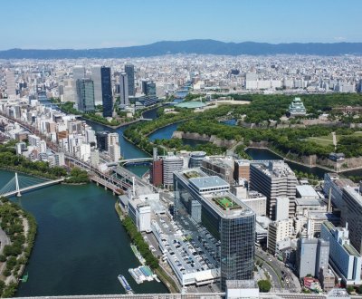 Osaka, vue aérienne par drone de la ville et son château 