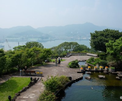 Glover Garden (Nagasaki), vue sur le port depuis le plan d'eau devant l'ancienne maison du quai n°2 de Mitsubishi