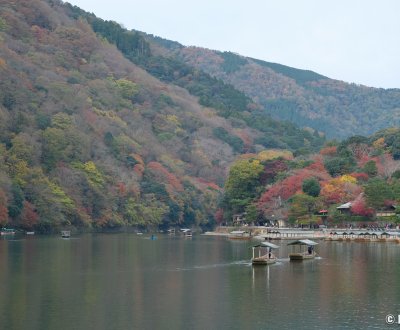 Arashiyama (Kyoto), vue sur les montagnes forestières à l'automne depuis le pont Togetsukyo