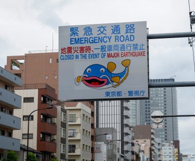 Rue à Tokyo, poisson-chat Namazu représenté sur les panneaux de prévention en cas de séisme