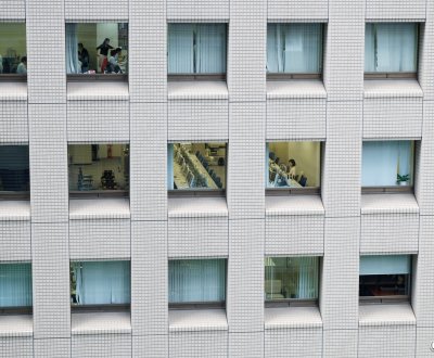 Marunouchi House (Tokyo), vue sur des bureaux professionnels d'un immeuble d'affaires