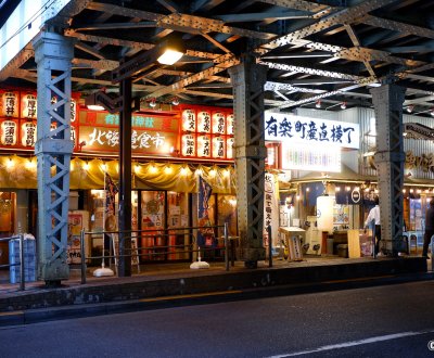 Yurakucho (Tokyo), bars et restaurants sous les voies ferrées surélevées de la ligne JR Yamanote