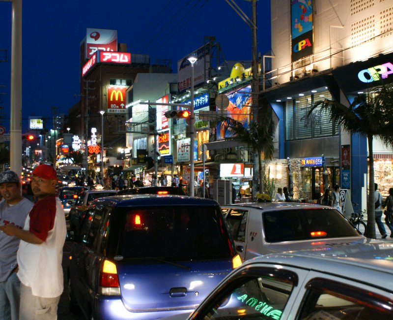 Archipel d'Okinawa, rue Kokusai-dori de nuit Ă  Naha Archipel d'Okinawa, rue Kokusai-dori de nuit Ă  Naha