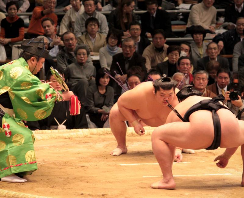 Tournoi de Sumo à Osaka, Lutteurs se préparant à une joute 4 Tournoi de Sumo à Osaka, Lutteurs se préparant à une joute 4