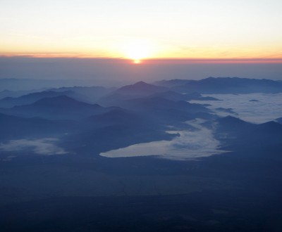 Ascension du Mont Fuji, lever du soleil au sommet de la montagne