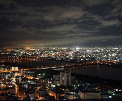 Umeda Sky Building (Osaka), Vue nocturne sur la rivière Yodogawa depuis l'observatoire