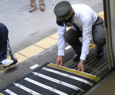 Installation d'une rampe d'accès pour monter dans le train au Japon