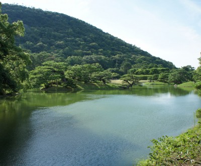 Ritsurin Koen (Takamatsu), Vue d'ensemble sur le Mont Shiun et un étang