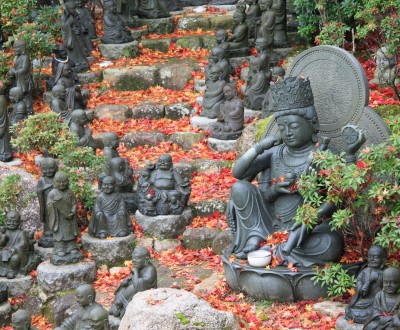 Daisho-in (Miyajima), Escalier cerné de dizaines de statues bouddhiques