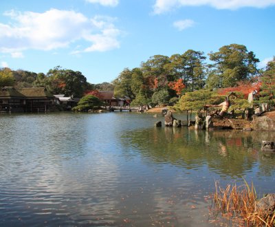 Chateau de Hikone (Shiga), plan d'eau du jardin Genkyu-en en automne