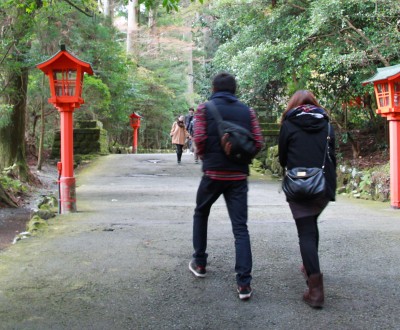 Visite de sanctuaire en hiver au Japon