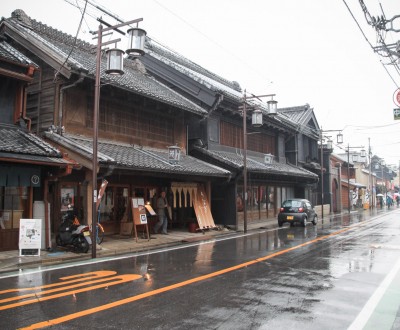 Kawagoe (Saitama), quartier des entrepôts traditionnels (Kurazukuri no Machinami) sous la pluie