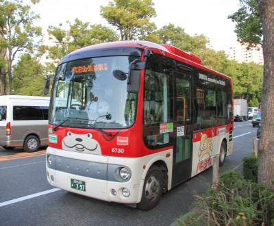 Bus Hachiko dans l'arrondissement de Shibuya à Tokyo