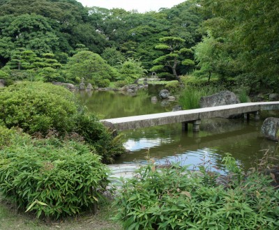 Keitaku-en (Osaka), Petit pont de pierre du jardin japonais