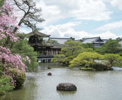 Heian-jingu (Kyoto), vue sur le jardin et les pavillons du sanctuaire au printemps