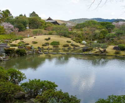 Isui-en (Nara), vue sur le jardin Kotei et le toit du Todai-ji