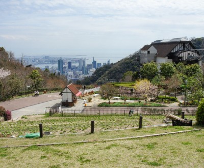 Nunobiki (Kobe), vue sur le jardin et la ville de Kobe en toile de fond