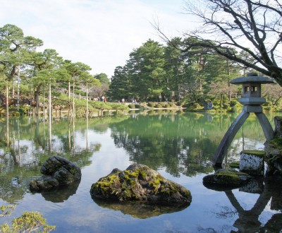 Jardin Kenrokuen à Kanazawa, Lac Kasumigaike et lanterne de pierre
