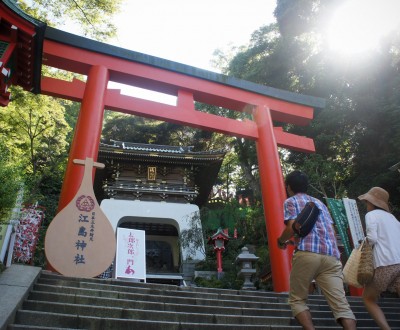 Enoshima-jinja, Grand torii et porte Zuishin-mon
