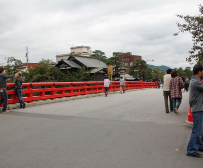Takayama (Alpes Japonaises), pont vermillon Naka-bashi dans le centre-ville historique