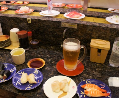 Place au comptoir dans un restaurant de kaiten-zushi