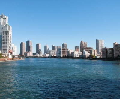 Tsukishima, vue sur les immeubles de l'île depuis la rivière Sumida