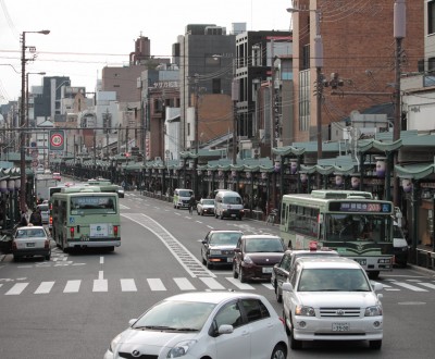 Bus sur l'avenue Shijo-dori à Kyoto