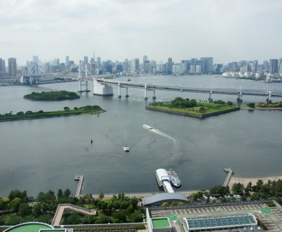 Fuji TV (Odaiba), vue sur Rainbow Bridge et Tokyo depuis l'observatoire