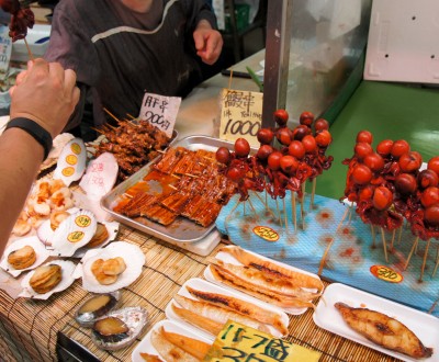 Kuromon Ichiba (Osaka), Spécialités de street food à base de poissons et produits de la mer