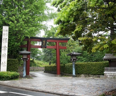 Nezu-jinja (Tokyo), Grand torii à l'entrée principale du sanctuaire