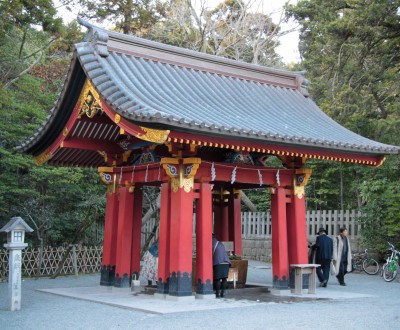 Pavillon de purification temizuya (ou chozuya) au Tsurugaoka Hachimangu à Kamakura
