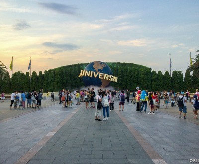 Universal Studios Japan (USJ, Osaka), esplanade avec le logo Universal