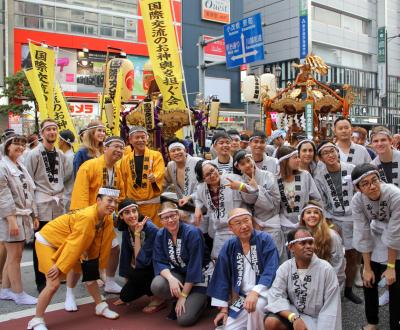 Fukuro Matsuri Ikebukuro (Tokyo), groupe de gaijin et de Japonais en tenue traditionnelle de festivalier
