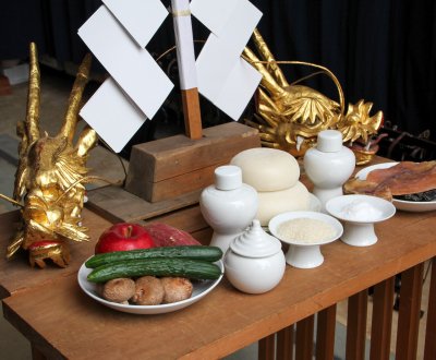 Offrandes shinto (riz et produits de saison) pour Takayama Matsuri , festival d'automne 