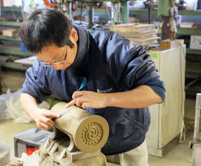 Koyo Seiga (Himeji), Artisan fabricant une tuile Ibushi