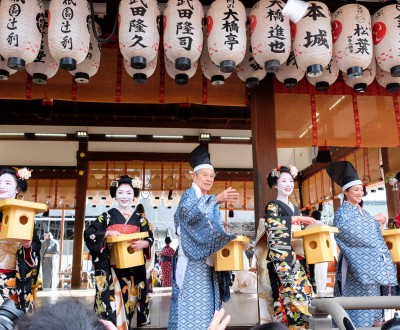 Setsubun, Yasaka-jinja, Prêtres shinto, Geiko et Maiko jetant des haricots