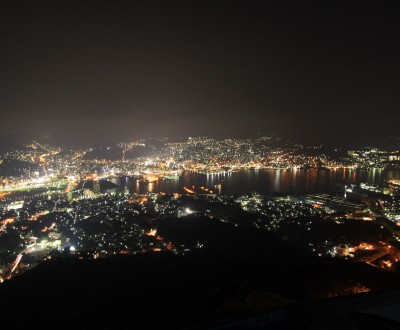 Vue nocturne sur Nagasaki depuis le Mont Inasa