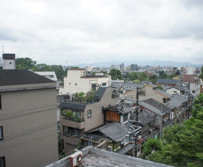 Vue sur les habitations de Kyoto dans le centre-ville