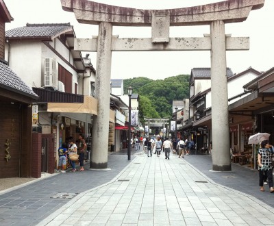 Dazaifu (Kyushu), avenue Dazaifu Monzen-machi et porte Torii du sanctuaire Tenman-gu 