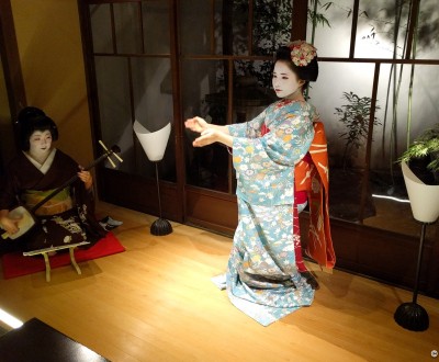 Geiko et Maiko en cérémonie privée à Kyoto