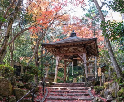 Cloche sous pavillon au Mitaki-dera à Hiroshima