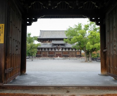 To-ji (Kyoto), Pavillon principal Kondo vu de la porte Nandaimon