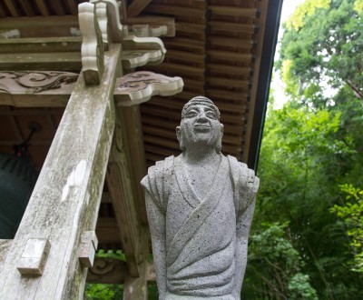 Choan-ji (Hakone), statue d'un Rakan, disciple de Bouddha 